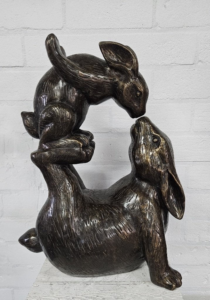 KUSSENDE HAZEN, Dierenbeeld, Nieuw, Info@huisentuindecoratiemarie.nl, Huis en tuin decoratie marie