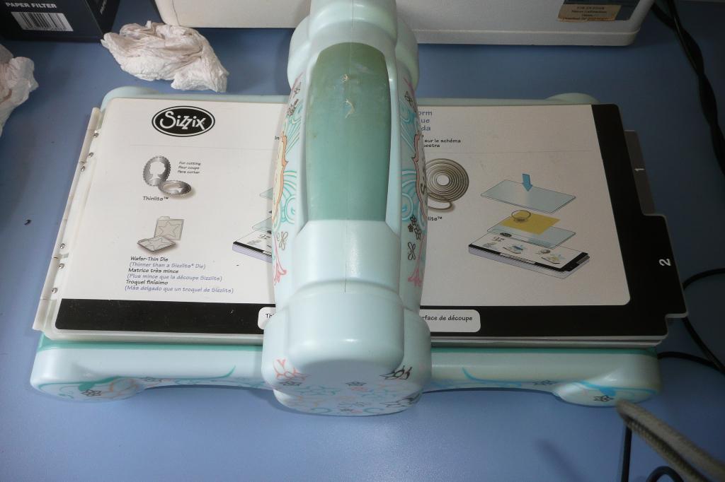 Cuttelbug,merk Sizzix met mallen en embossing, Ophalen of Verzenden, Zo goed als nieuw, Kerst, Pons of Mal