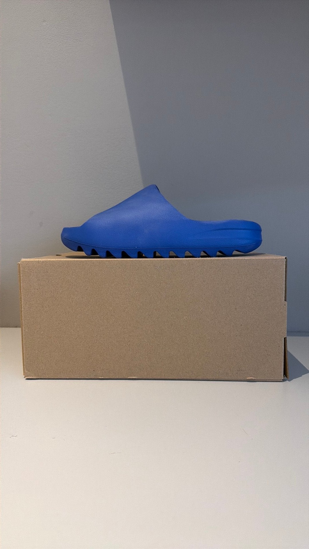 Yeezy Slide Azure - Maat 43, Ophalen of Verzenden, Nieuw, Blauw, Slippers