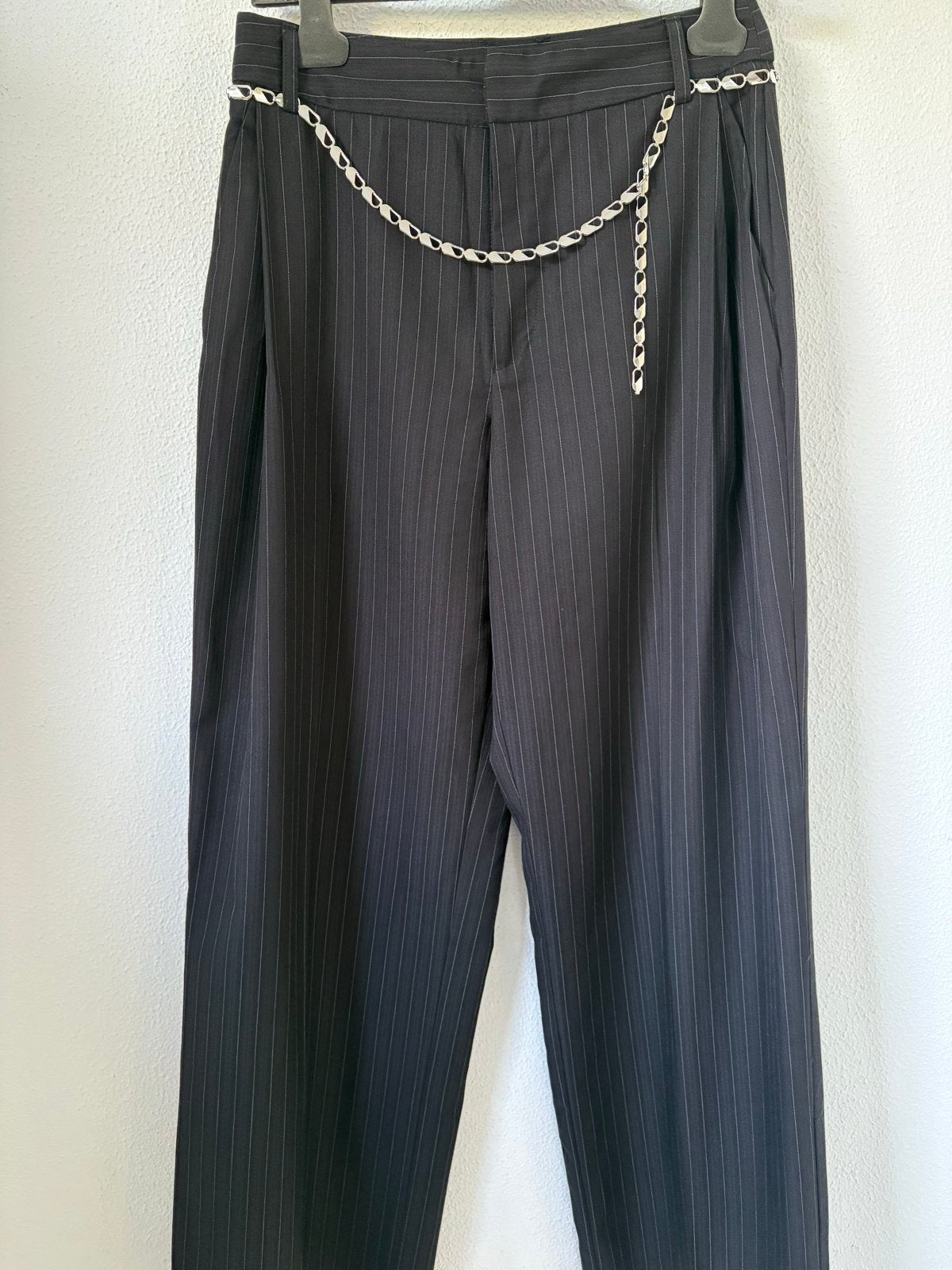 Stradivarius zwarte krijtstreep pantalon met ketting mt 36, Zwart, Ophalen of Verzenden, Zo goed als nieuw, Maat 36 (S)