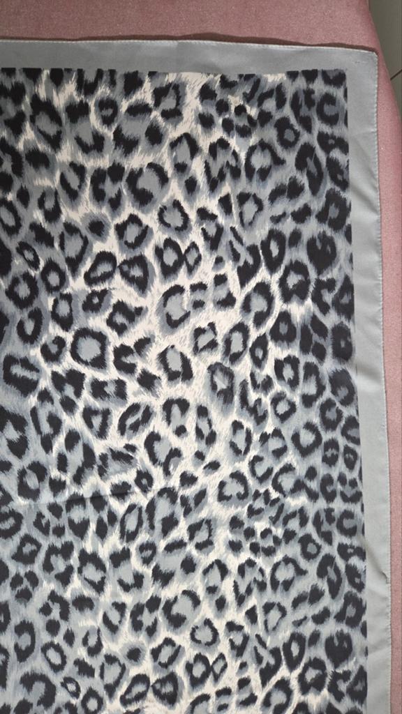 Leopardprint sjaal/doek - Grijs/Zwart, Kleding | Dames, Mutsen, Sjaals en Handschoenen, Ophalen of Verzenden, Zo goed als nieuw