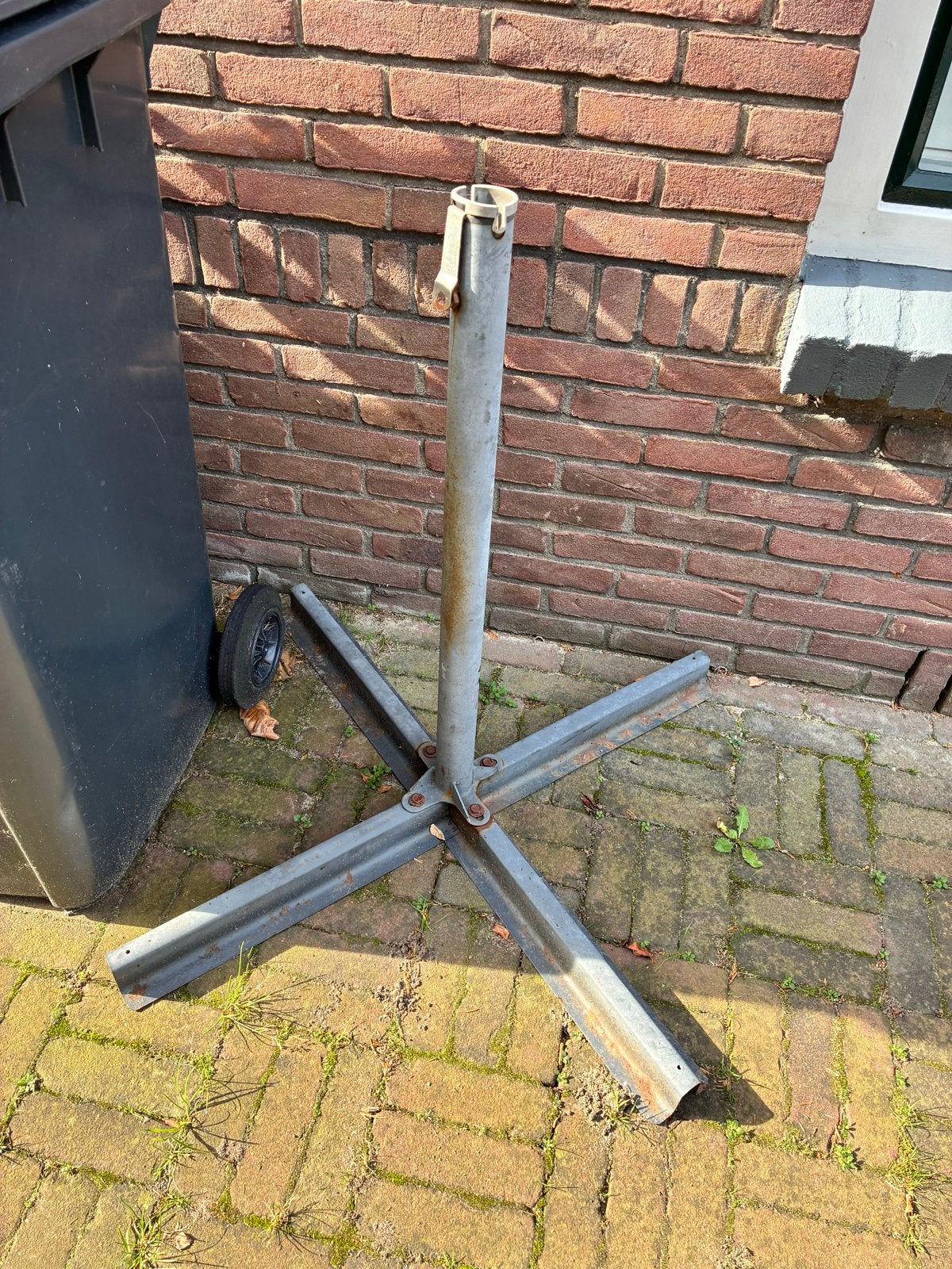 Gratis Weber BBQ en parasolhouder met stenen, Ophalen, Gebruikt