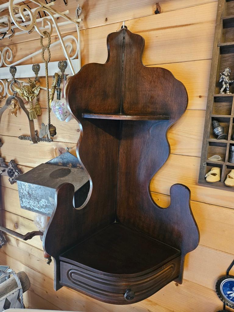 Oud hangend hoekkastje, Ophalen