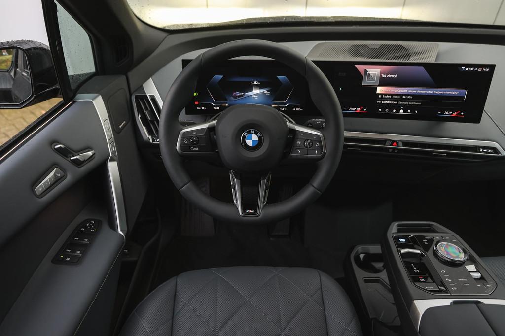 BMW iX xDrive40 High Executive / Sportpakket / Panoramadak S, Auto's, BMW, 12 maanden, Gebruikt, Zwart, Automatische klimaatregeling
