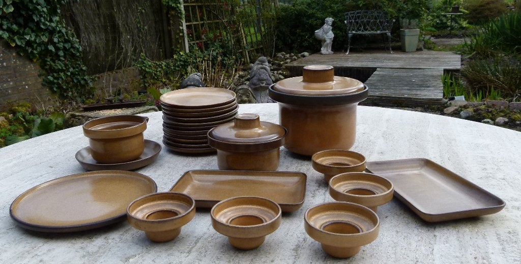 Mooi Bruin '70 Servies Gebaksborden Schalen Eierdoppen, Huis en Inrichting, Ophalen of Verzenden, Nieuw, Aardewerk, Compleet servies