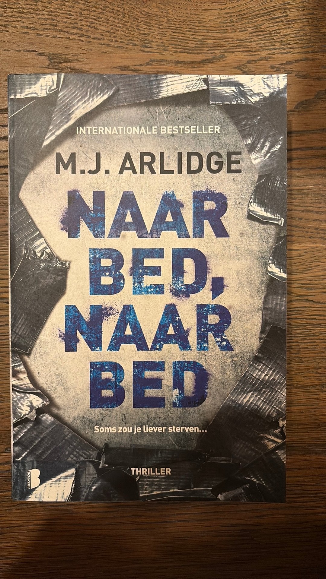 M.J. Arlidge - Naar bed, naar bed, Boeken, Ophalen of Verzenden, Zo goed als nieuw, M.J. Arlidge