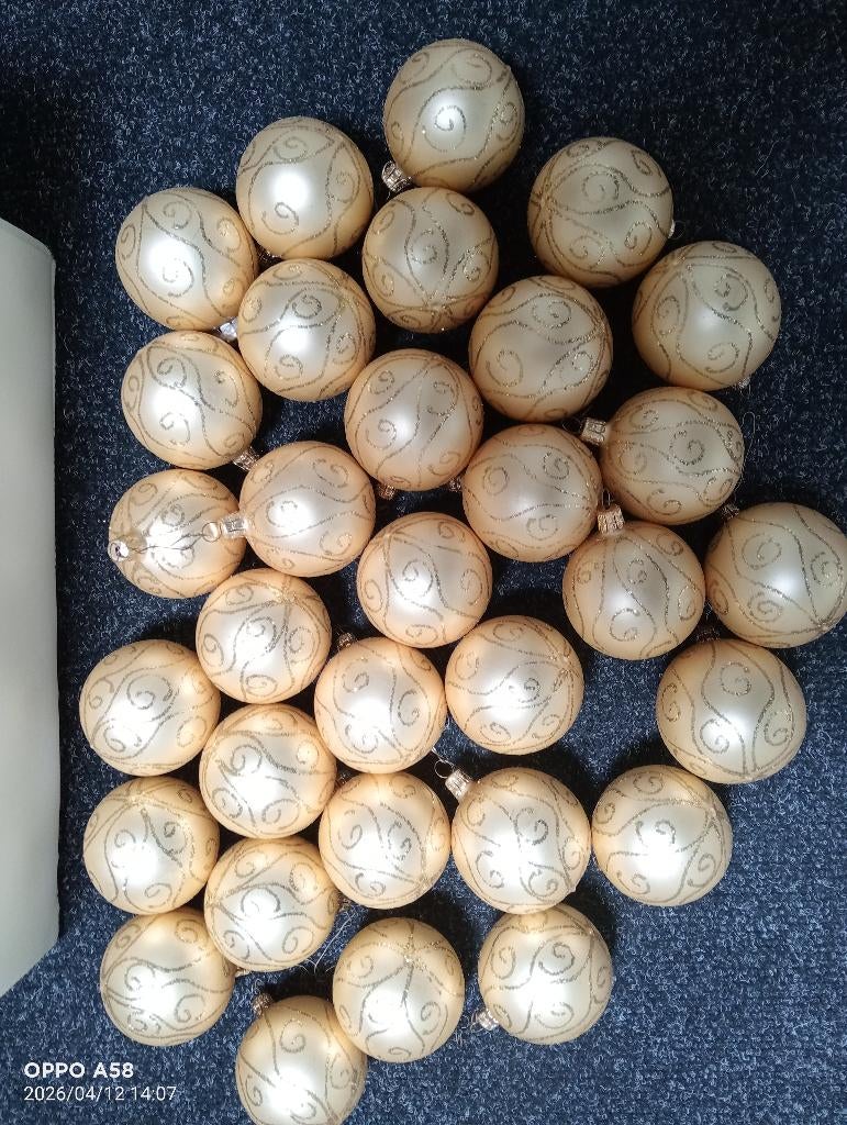 68 Goude kerstballen + 9 pegels +10 gouden strikken., Ophalen, Overige materialen, Goud, Klassiek