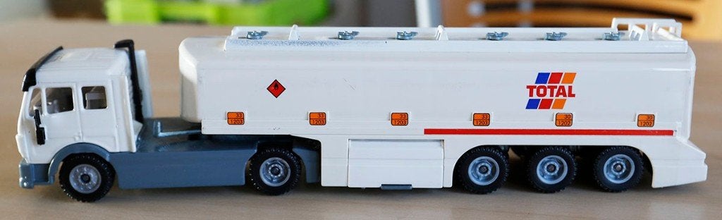 Siku 3511 Mercedes SK TOPAS tankwagen Total, Hobby en Vrije tijd, Modelauto's | 1:50, Ophalen, Zo goed als nieuw, Bus of Vrachtwagen