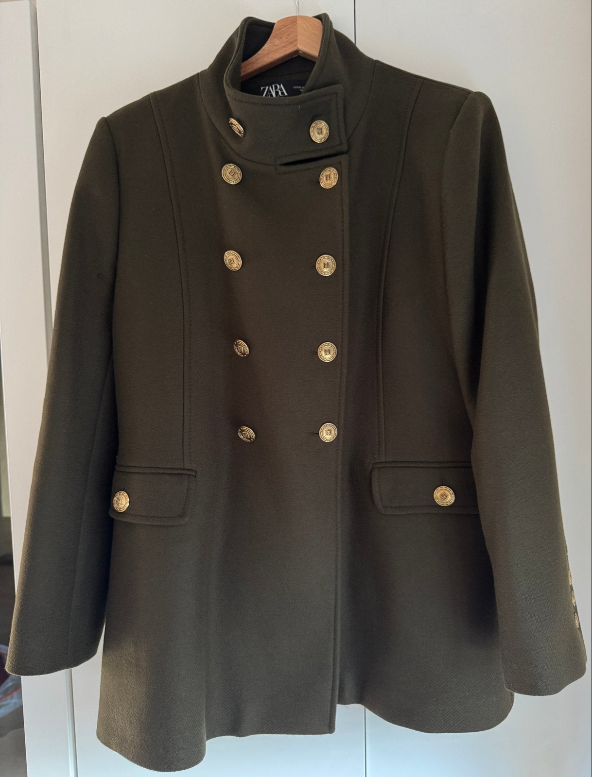 Zara donkergroene militaire stijl jas met gouden knopen XXL, Kleding | Dames, Jassen | Winter, Ophalen of Verzenden, Nieuw, Maat 46/48 (XL) of groter