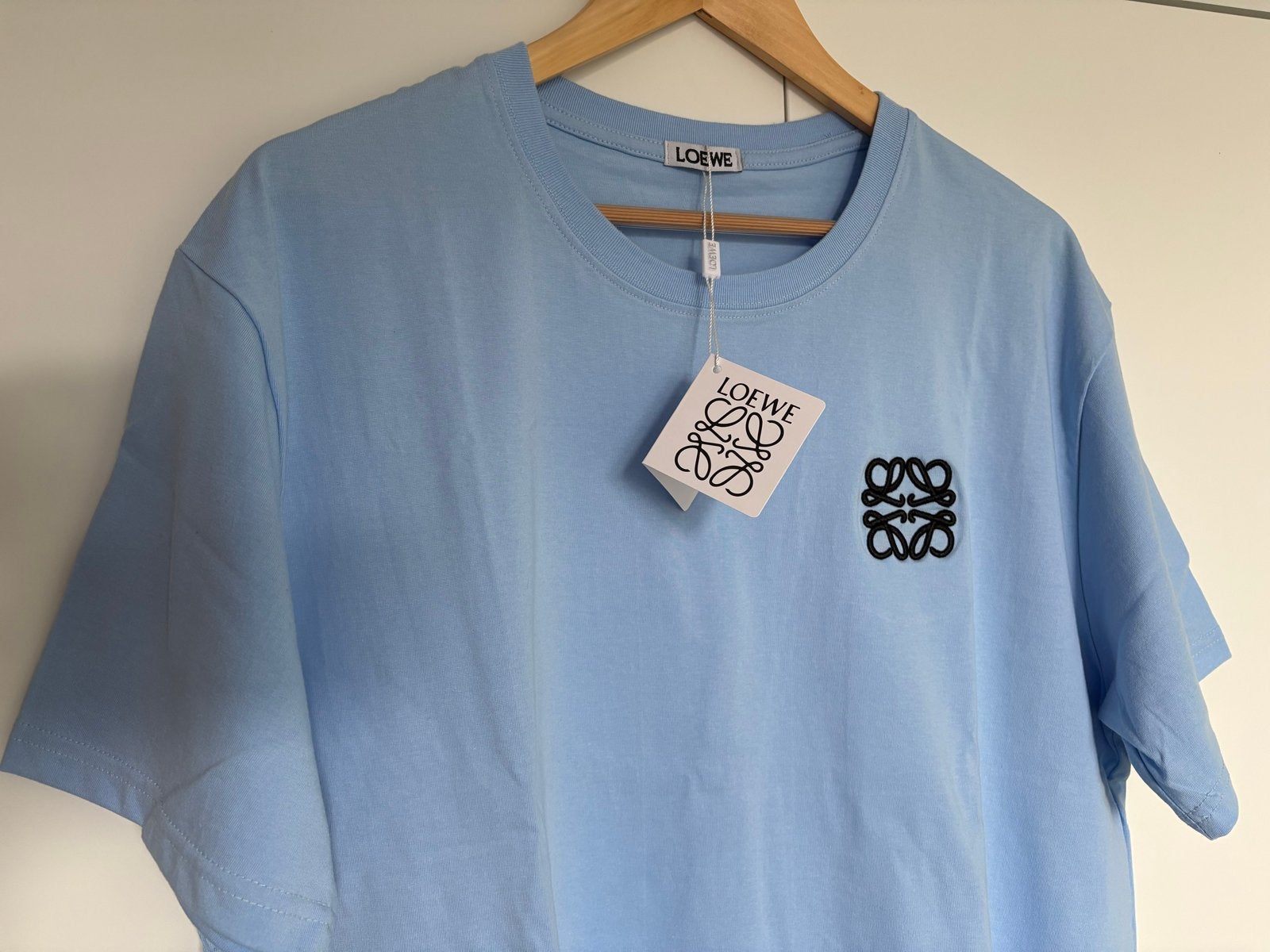 Loewe T-shirt met zwarte borduurwerk, Ophalen of Verzenden, Nieuw, Maat 52/54 (L), Blauw