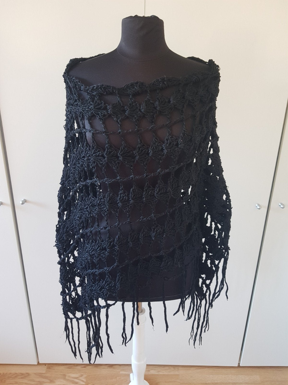 Prachtige zwarte gehaakte poncho met franjes, Ophalen of Verzenden, Zwart