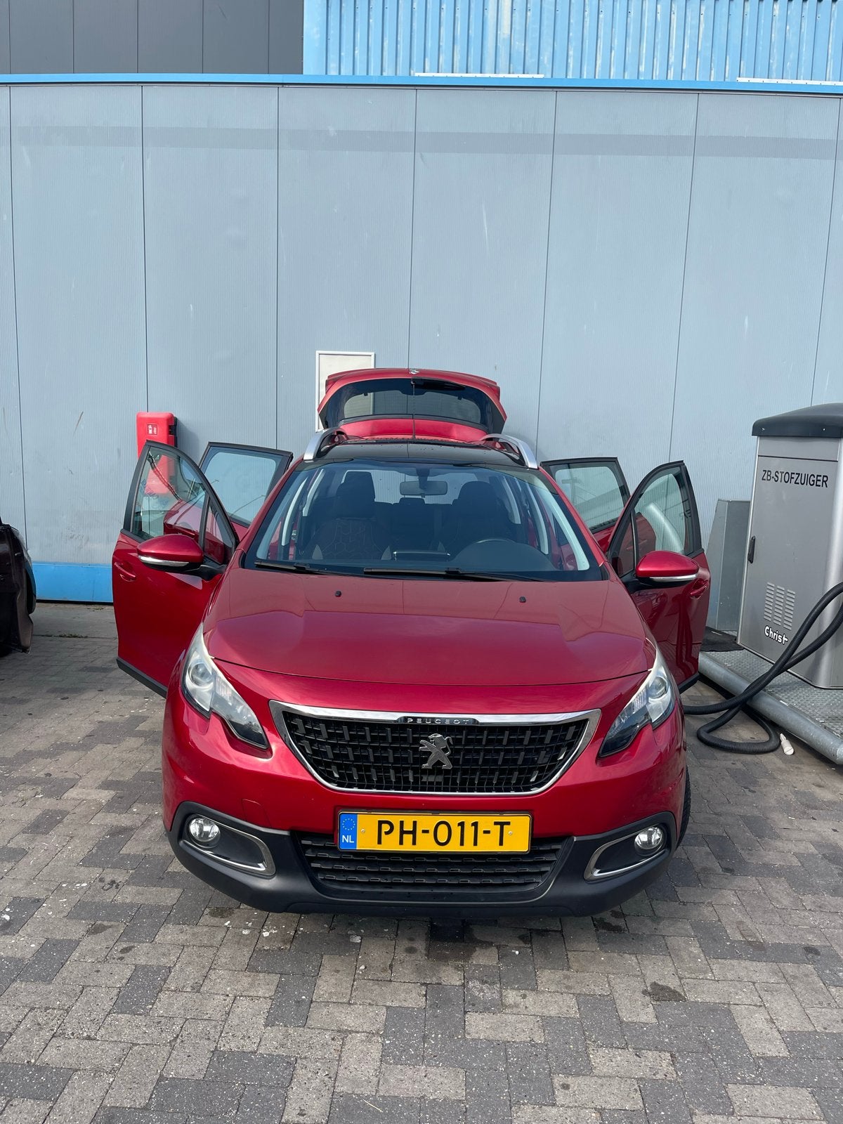 Peugeot 2008 1.2 VTI 81KW 2017 Rood, Auto's, Voorwielaandrijving, 1250 kg, Origineel Nederlands, Handgeschakeld