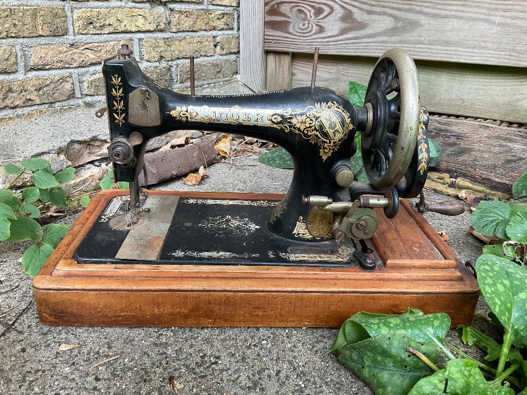 Slinger naaimachine, Ophalen