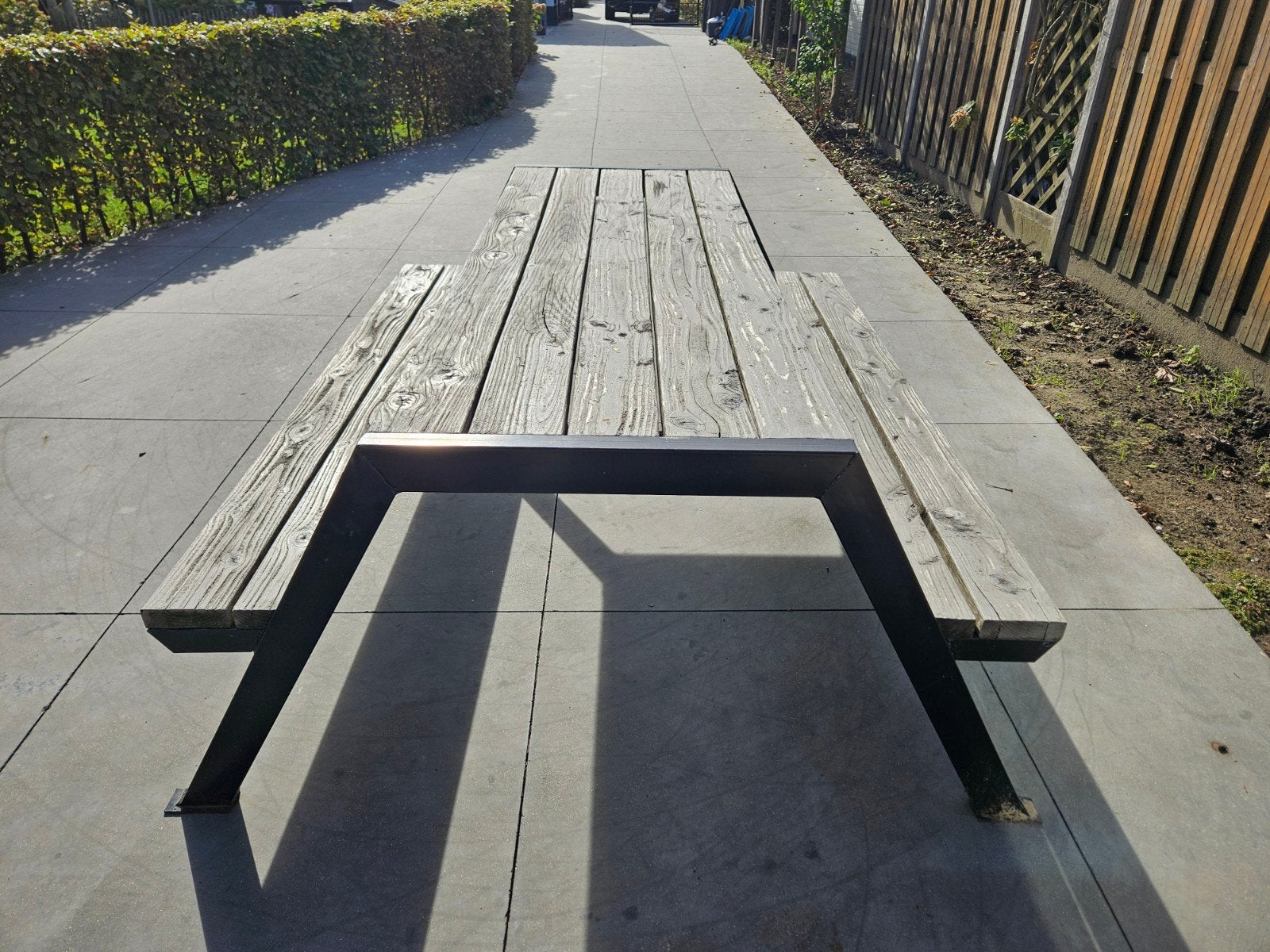 Stevige picknicktafel met metalen onderstel, Ophalen of Verzenden, Gebruikt, Rechthoekig, Hout