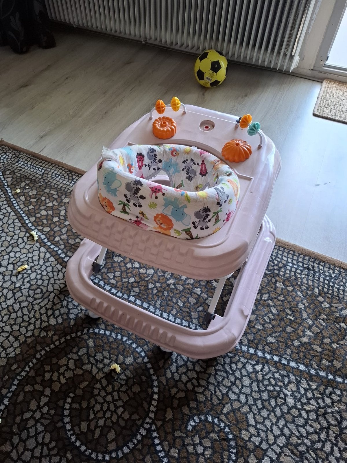 Zo goed als nieuwe roze loopstoel met speelgoed, Ophalen, Zo goed als nieuw
