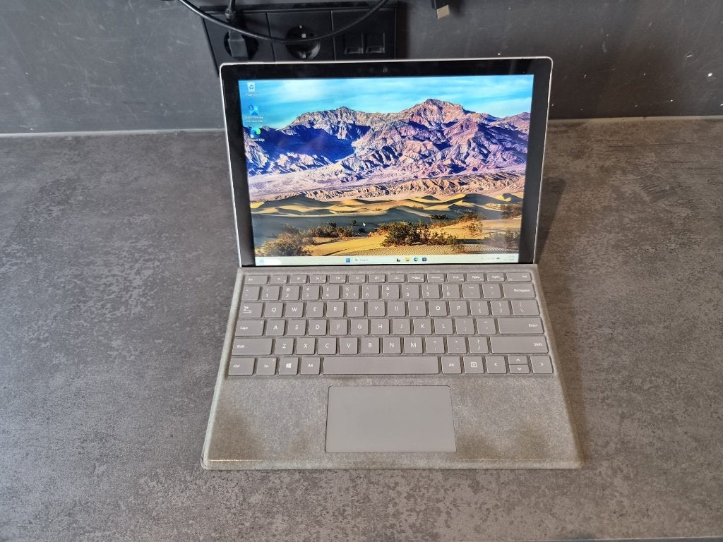 Surface Pro 5 | Incl. Lader en Hoes, 12 inch, Zo goed als nieuw, Gps, Wi-Fi