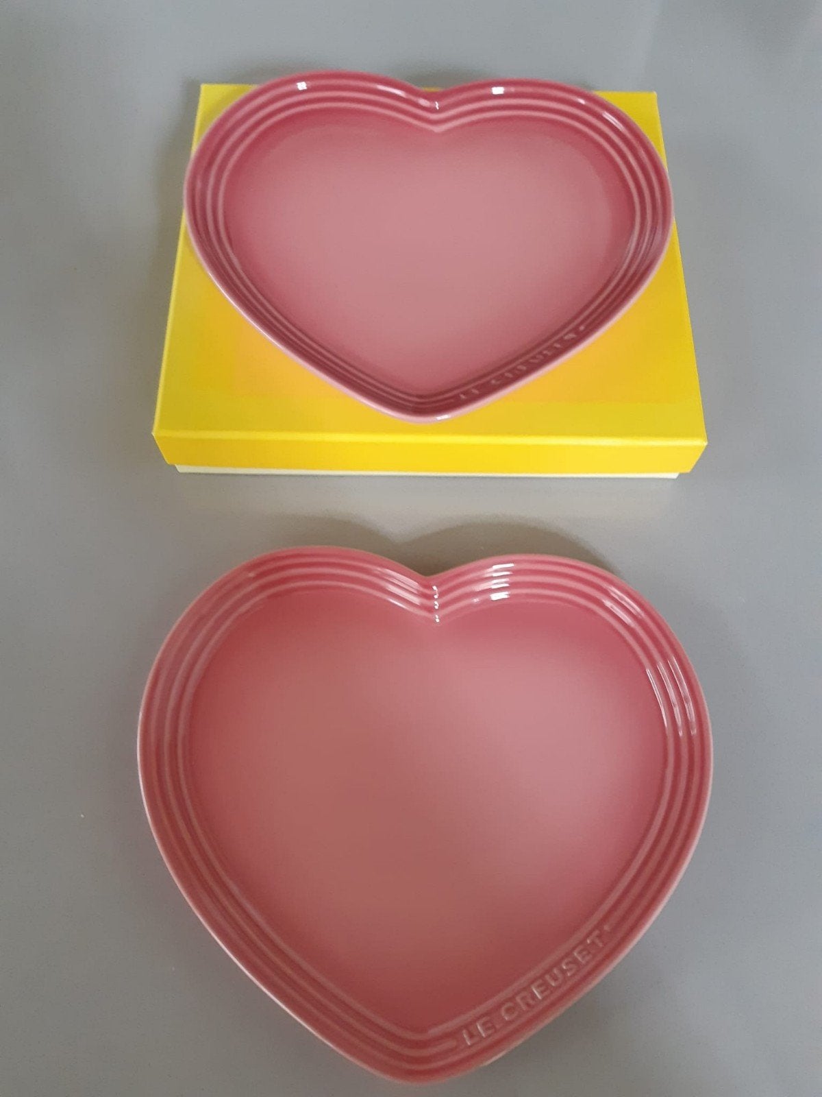 2 Grote Hartvormige Borden Le Creuset Rose Quartz Nieuw, Ophalen of Verzenden, Nieuw, Overige stijlen, Bord(en)
