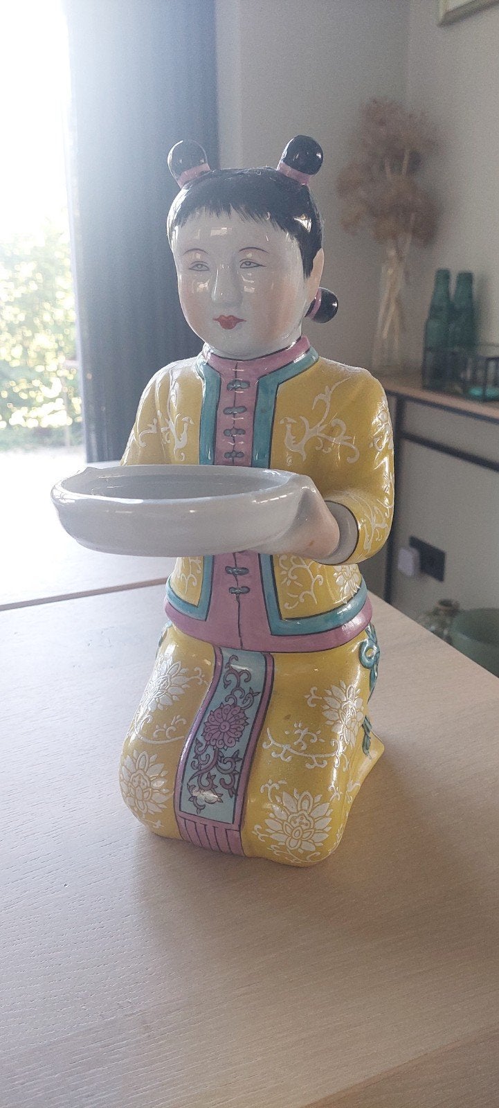 Japanse vrouw met schaal, Ophalen, Gebruikt