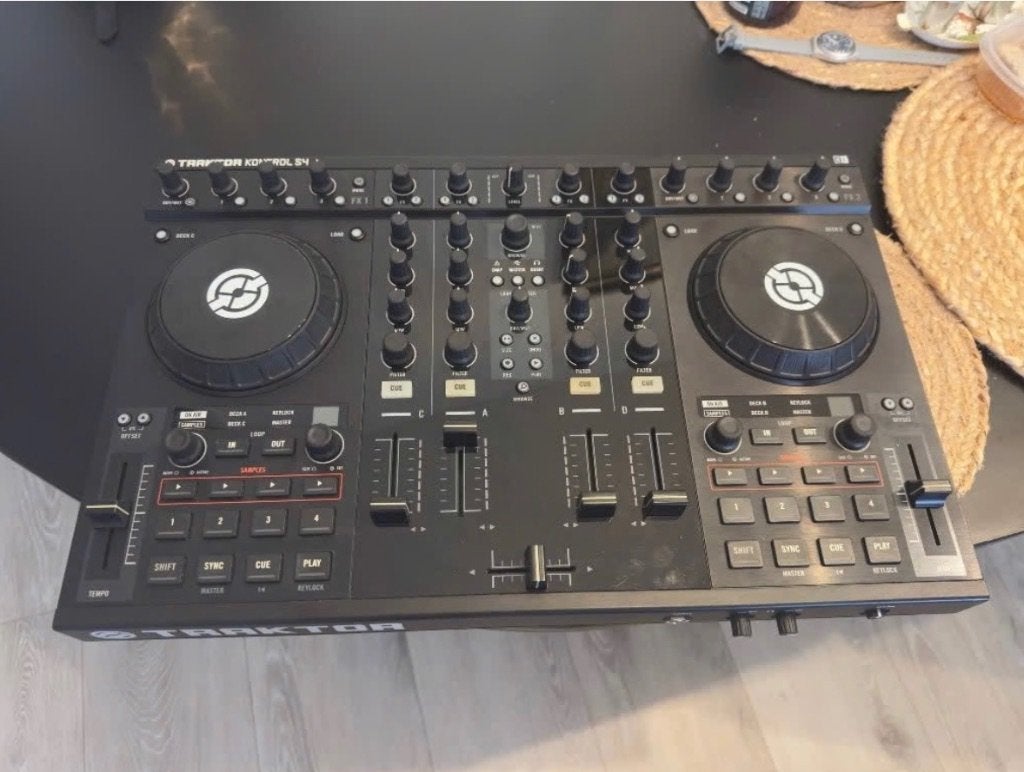 Traktor Kontrol S4 MK1 + Traktor Pro 4 Licentie, Ophalen of Verzenden, Gebruikt, Draaitafel, Overige merken