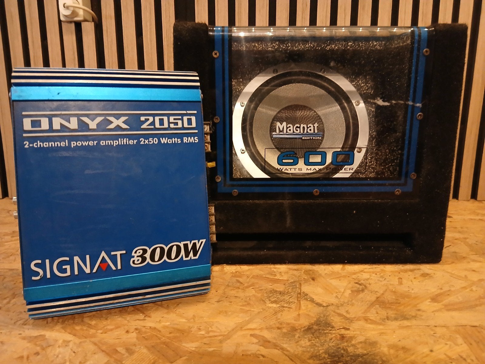 300watt versterker  signat 600watt subwoofer magnat, Auto diversen, Autospeakers, Ophalen