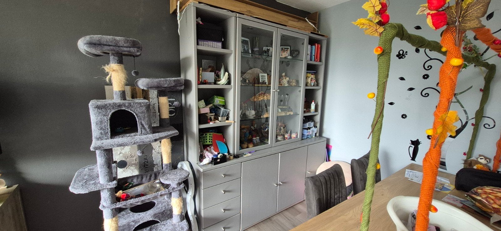 wandkast met vitrine gedeelte