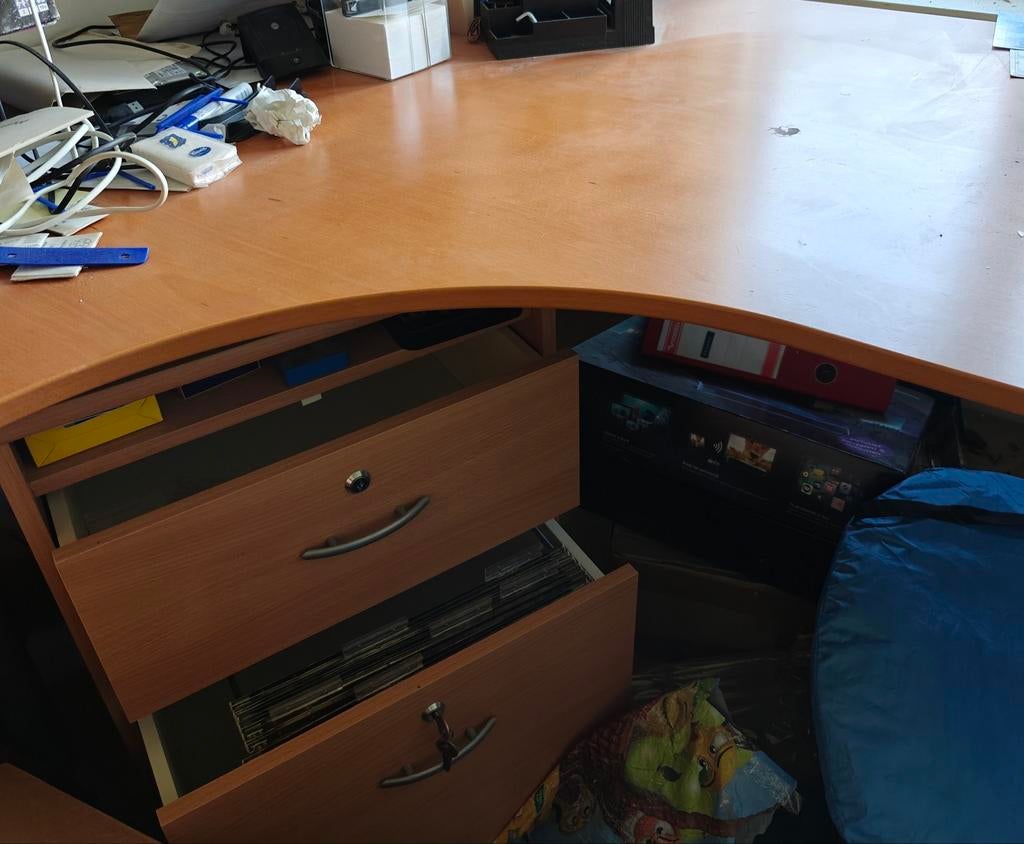 Gratis: Hoekbureau met ladekastjes en hangmappenkast, Huis en Inrichting, Bureaus, Ophalen, Met lades, Gebruikt, Hout