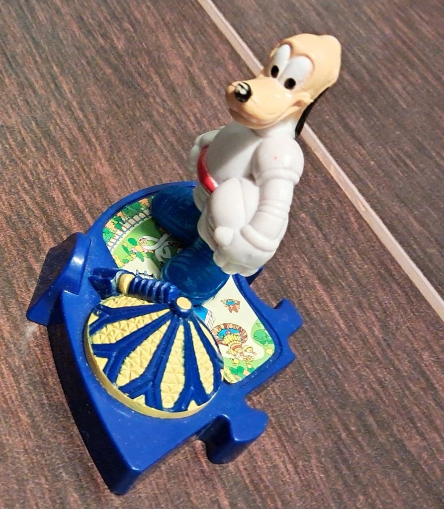 Pluto figuur op puzzelstuk Disneyland (1997), Ophalen of Verzenden, Goofy of Pluto, Gebruikt, Beeldje of Figuurtje
