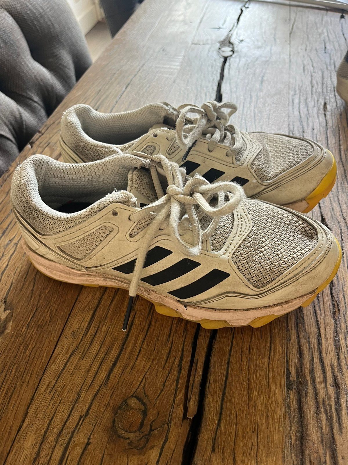 Hockeyschoenen Adidas veld maat 37 1/3, Sport en Fitness, Hockey, Ophalen of Verzenden, Zo goed als nieuw, Schoenen