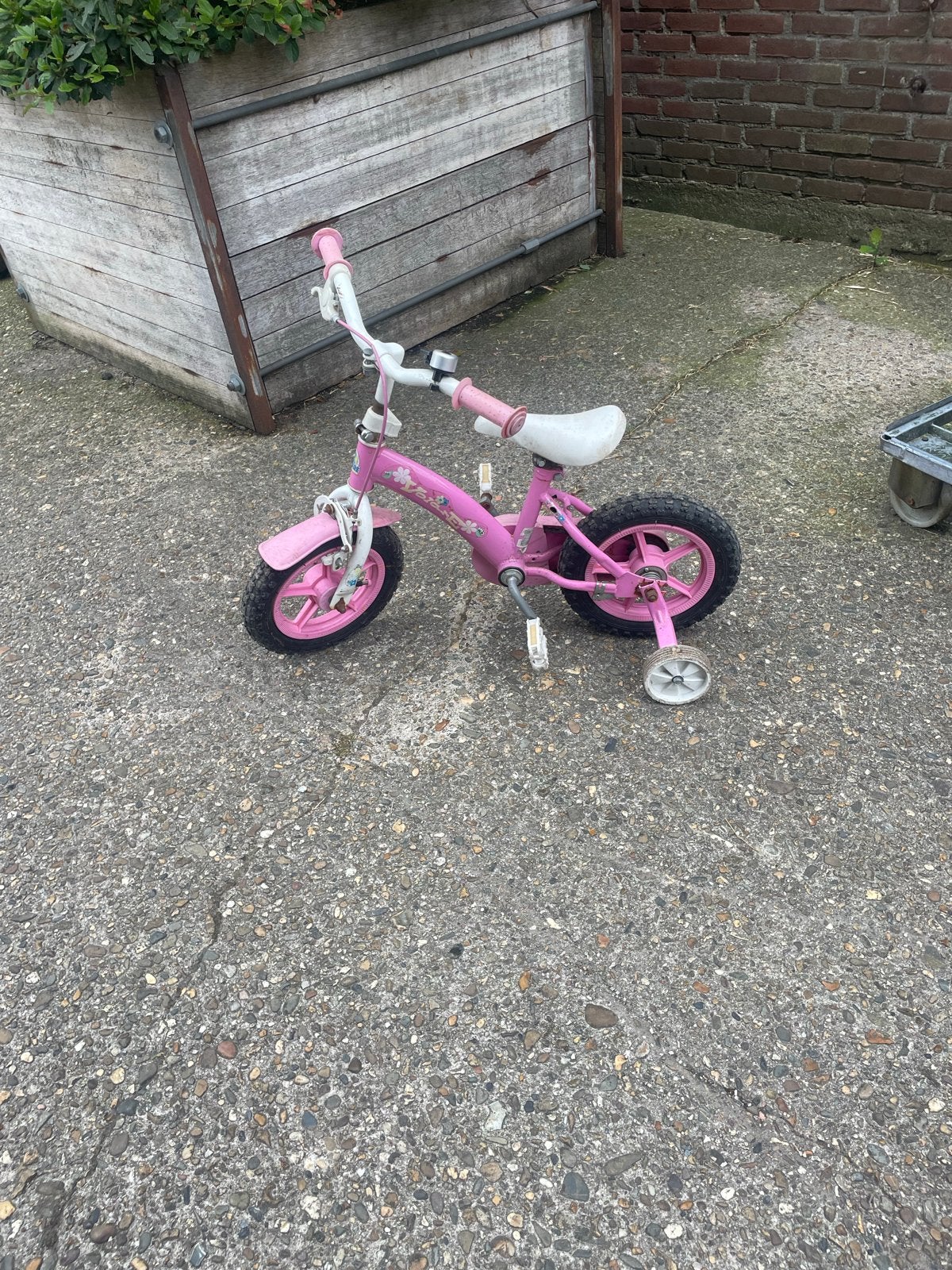 Roze kinderfiets met zijwieltjes - Flowerie, Fietsen en Brommers, Fietsen | Kinderfietsjes, Ophalen, Zijwieltjes, Gebruikt, Velgrem