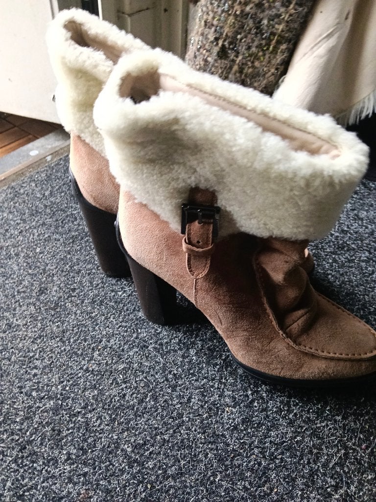 Tods cream kleurige laarzen 39.5, Beige, Lage of Enkellaarzen, Ophalen of Verzenden, Zo goed als nieuw