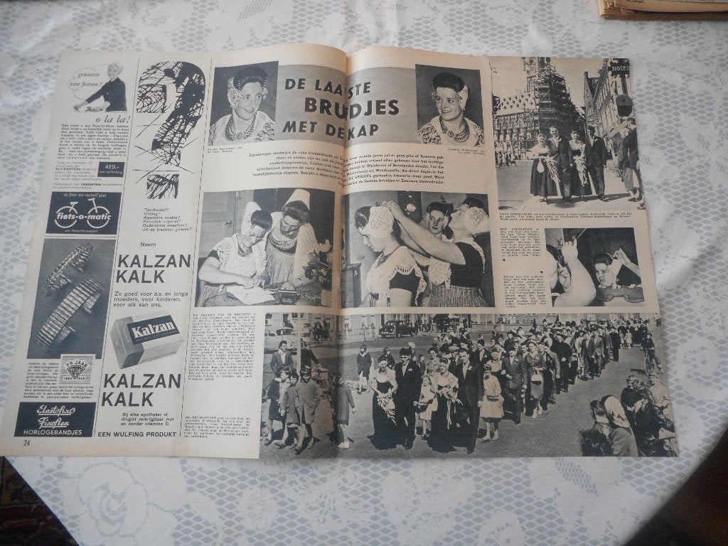 Westkapelle. Laatste bruidjes met de kap. 1960., Ophalen of Verzenden, 1940 tot 1960, Nederland, Knipsel(s)