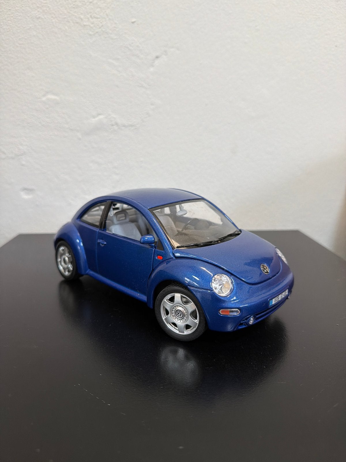 1:18 Bburago Volkswagen New Beetle, Hobby en Vrije tijd, Ophalen, Gebruikt, Auto, Bburago