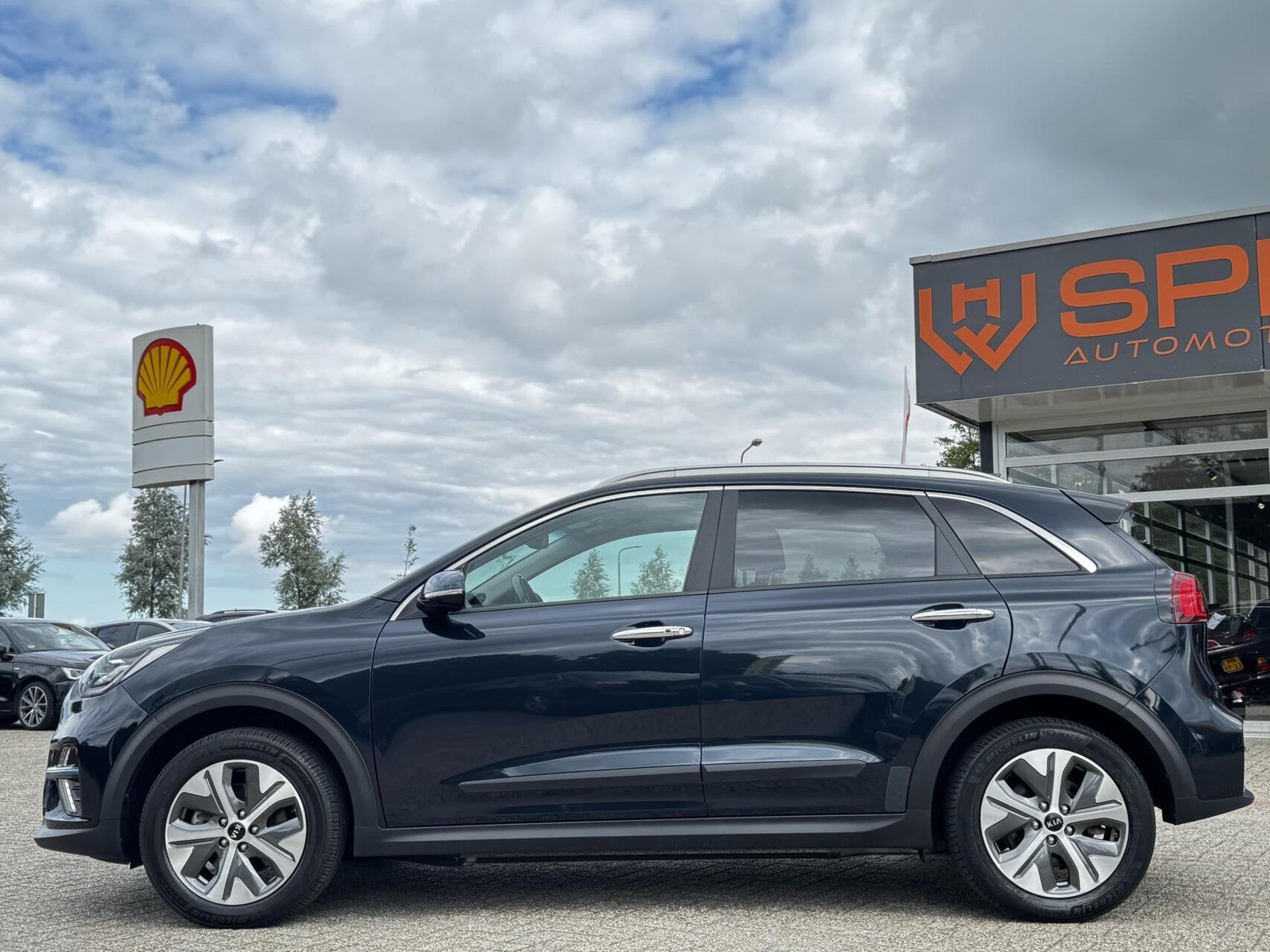 Kia e-Niro DynamicPlusLine 64 kWh|Pano|Camera|BTW|Carpl|ACC, Gebruikt, Zwart, Blauw, Leder en Stof