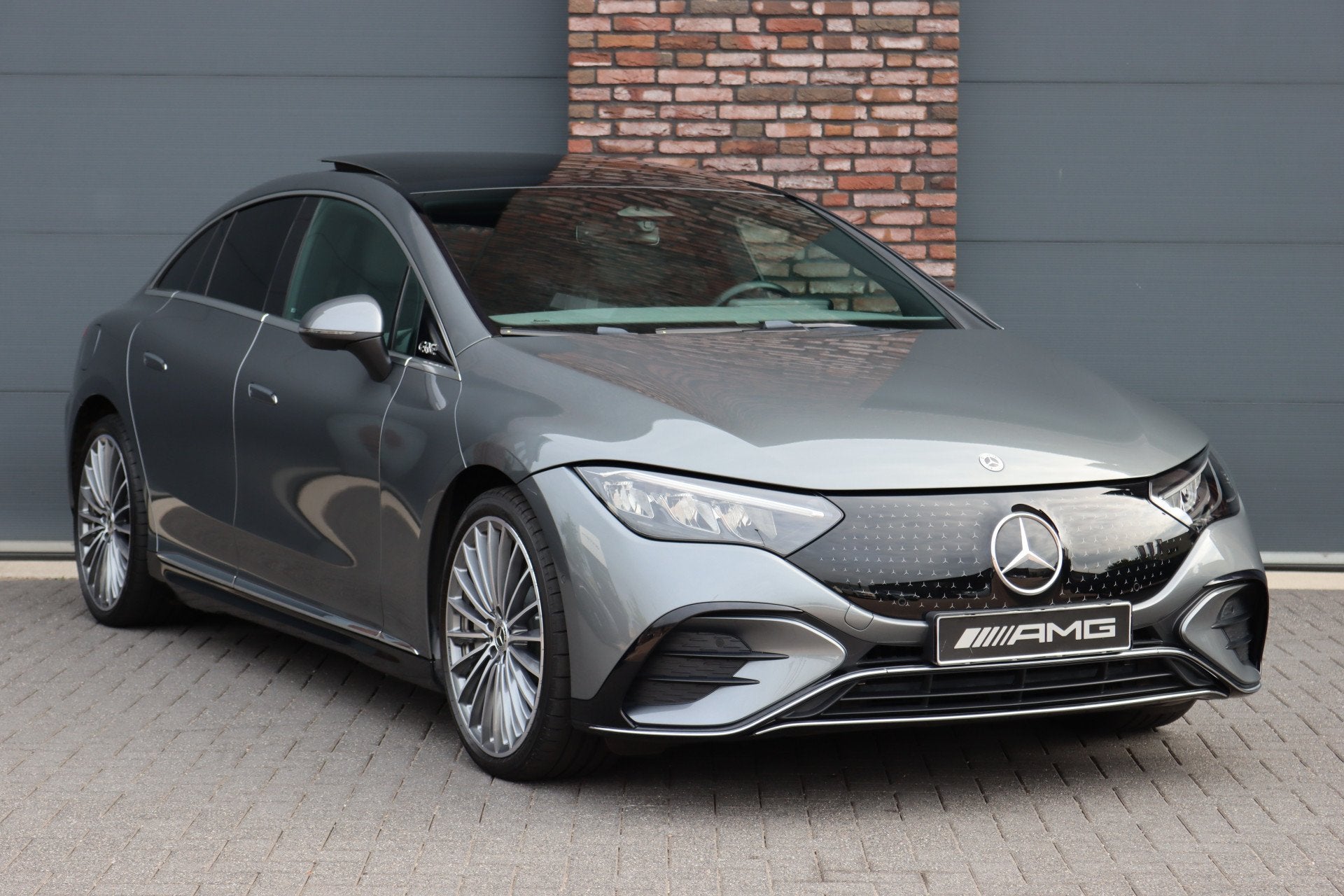 Mercedes-Benz EQE 300 AMG Line 90 kWh | Luchtvering | Distro, Auto's, Dealer onderhouden, Achterwielaandrijving, Zwart, EQE