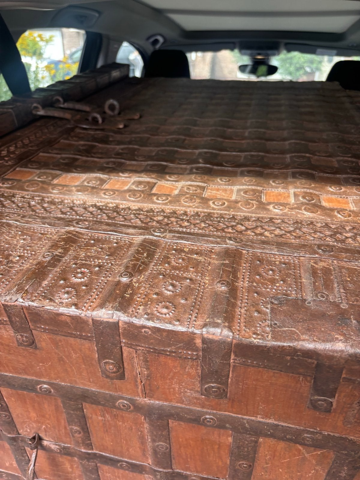 Antieke Indiase houten kist met metalen beslag, Ophalen