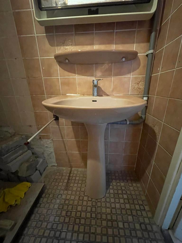 Vintage wastafel met zuil beige gevlamd, Huis en Inrichting, Badkamer | Badkamermeubels, Ophalen, Gebruikt, 50 tot 100 cm, Minder dan 100 cm