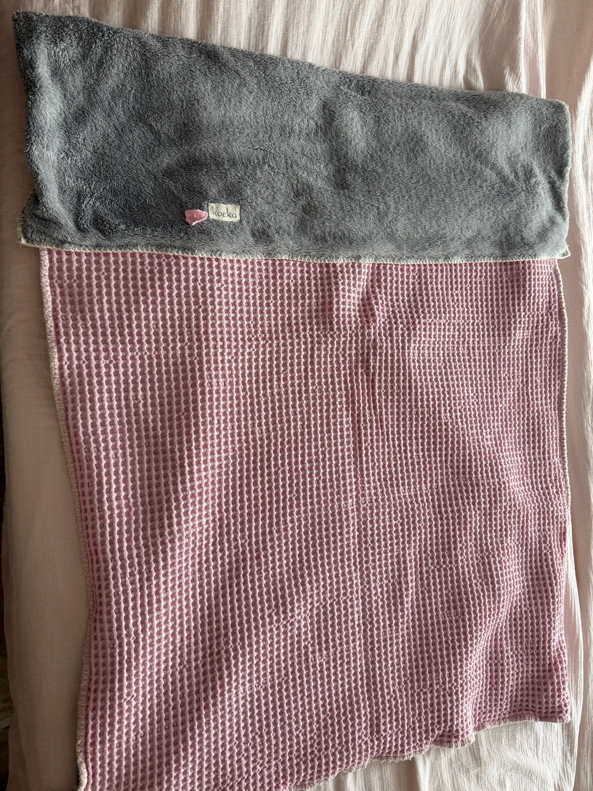 TE KOOP Koeka baby deken., Kinderen en Baby's, Dekens, Slaapzakjes en Inbakerproducten, Ophalen, Dubbelzijdig, Koeka, Zo goed als nieuw