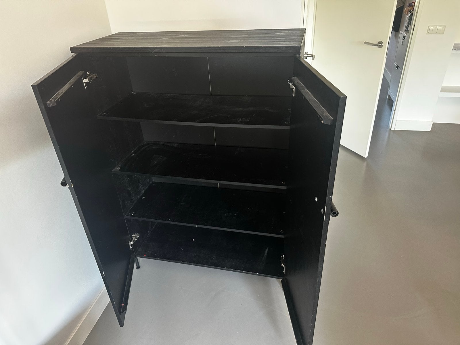 Zwarte houten kast met planken, Ophalen, Gebruikt