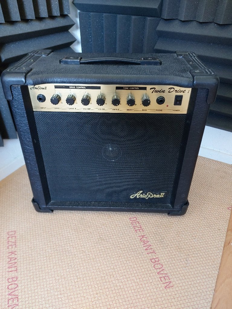 Aria Pro - Twin Drive gitaar versterker, Muziek en Instrumenten, Ophalen of Verzenden, Gebruikt, Gitaar, Minder dan 50 watt