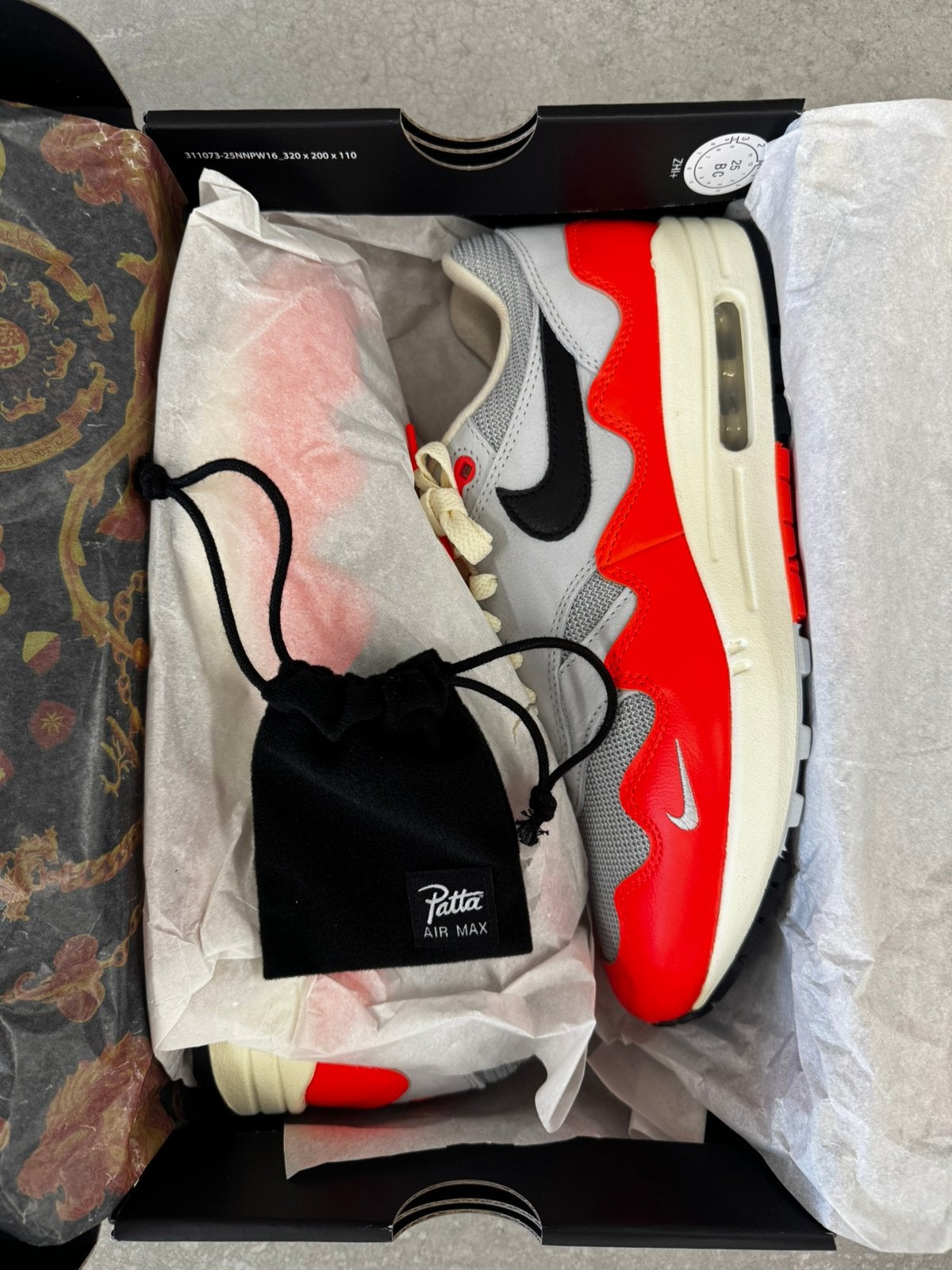 Patta x Nike Air Max 1 Hyper Crimson maat 42 8.5, Kleding | Heren, Schoenen, Overige kleuren, Nieuw, Ophalen of Verzenden, Sneakers of Gympen