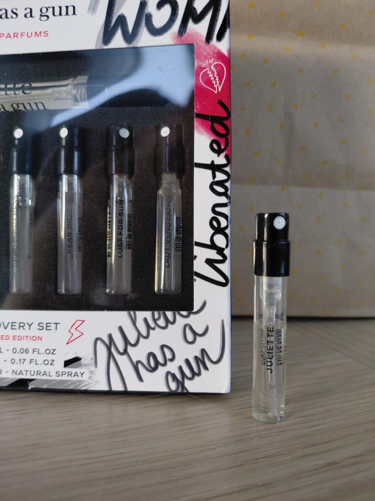Juliette Has a Gun Juliette parfum sample, Sieraden, Tassen en Uiterlijk, Uiterlijk | Parfum, Ophalen of Verzenden, Zo goed als nieuw