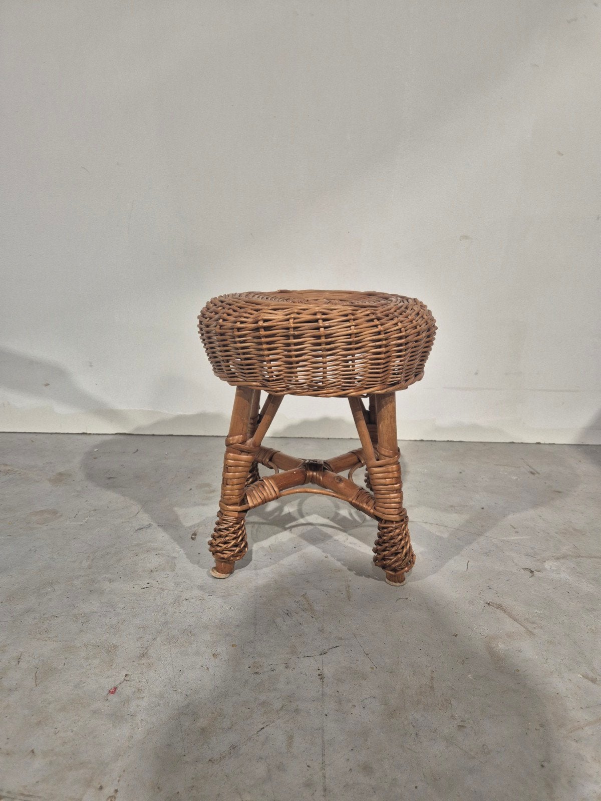 Vintage rotan krukje. , Huis en Inrichting, Krukjes, Onbekend, Ophalen of Verzenden, Onbekend, Onbekend