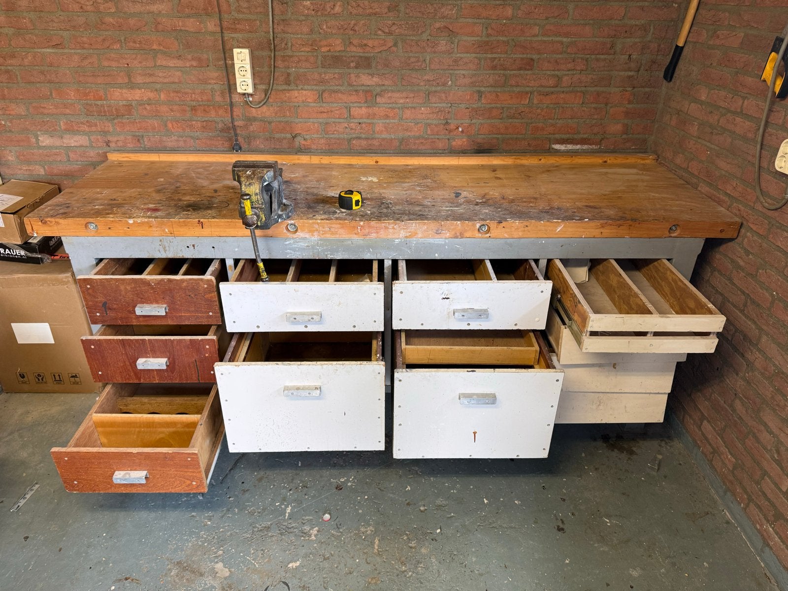 Foto 4 van Robuuste werkbank met bankschroef en lades