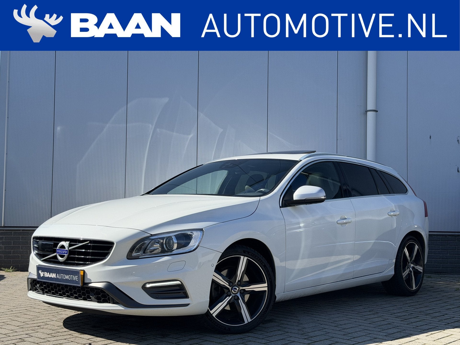 Volvo V60 2.0 T4 Business Sport | R-Design | Nwe. distributi, Gebruikt, 1969 cc, Wit, 1600 kg