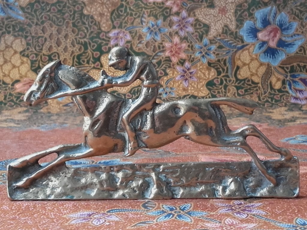 Antiek beeldje uit Engeland van renpaard en jockey 16,3 cm., Antiek en Kunst, Antiek | Koper en Brons, Ophalen of Verzenden, Koper