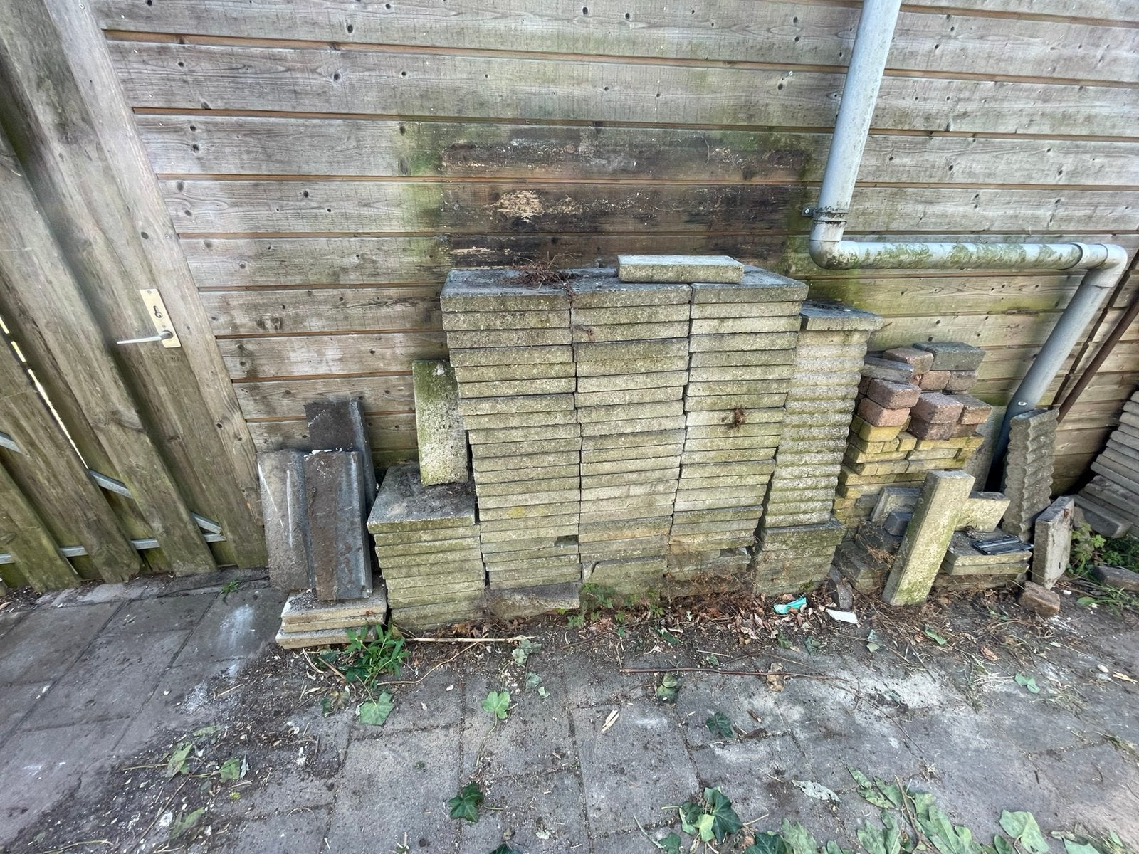 Gratis stoeptegels + opsluitbandjes, Tuin en Terras, Ophalen, Overige materialen, Gebruikt, Minder dan 3 meter