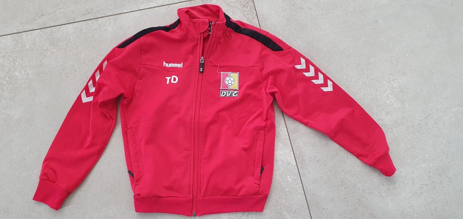 Hummel trainingsjack rood maat 128 met naam, Maat XS of kleiner, Ophalen, Trainingspak