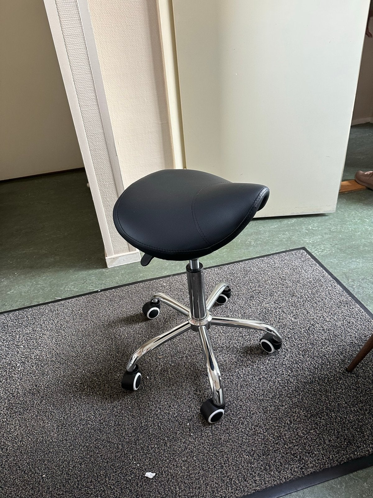 Zwarte ergonomische zadelkruk op wielen, Huis en Inrichting, Kunststof, Zwart, Ophalen of Verzenden, Zo goed als nieuw