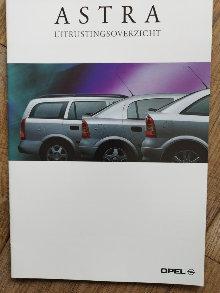 Opel Astra Uitrustingsoverzicht 1998 - Nederlands, Opel, Zo goed als nieuw, Opel, Ophalen of Verzenden
