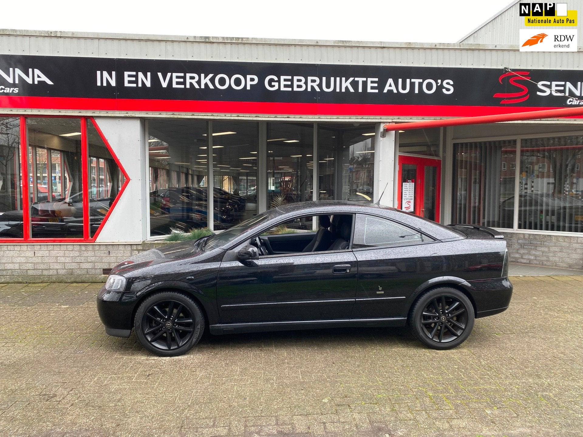 Opel Astra Coupé 2.2-16V - Full Black Edition - Inruil Mog, Auto's, Voorwielaandrijving, Metallic lak, Gebruikt, 4 stoelen